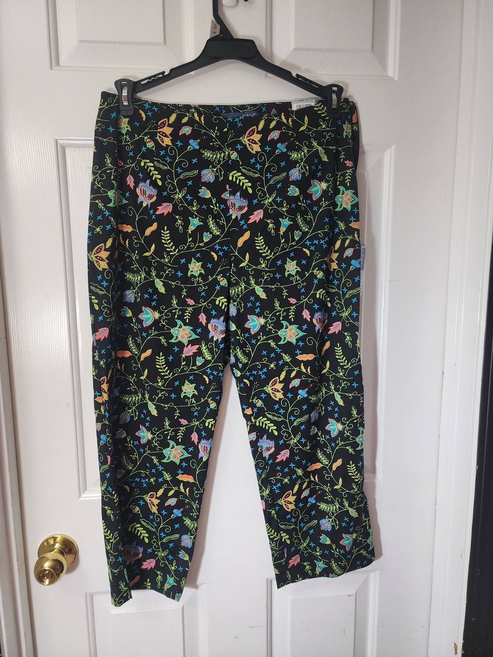 NWT - Mountain Lake Black Capris Pants with Multicolor Floral Print Sz 10